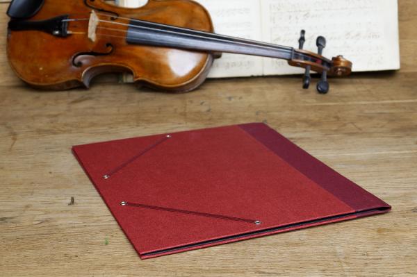 Sheet music folders can be customized from stable, plastic-free material